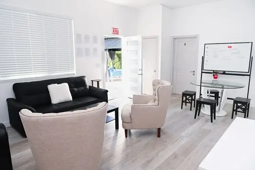 Bright and inviting shared living room at Bellaire Recovery, a detox center in Los Angeles.