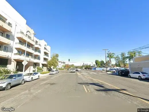 Sunny street view near Wish Recovery IOP, a detox center in Los Angeles.