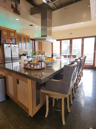 Modern kitchen with island at Ritz Recovery, a luxury rehab and detox intensive outpatient program in Los Angeles.