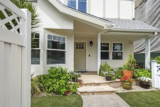 Exterior view of Losangeles sober living home โ window